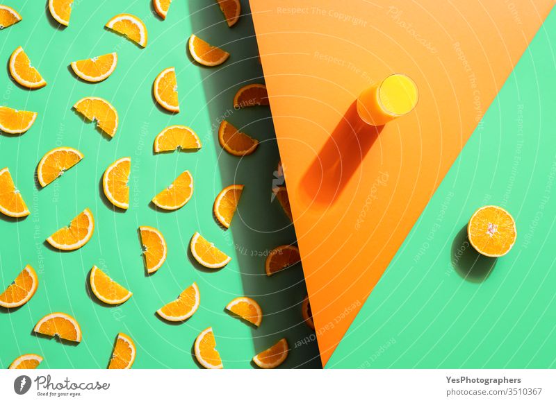 Orangensaftglas und Orangenscheiben auf duotonem Hintergrund. Sommer-Getränk zweifarbig Zitrusfrüchte Cocktail farbenfroh Konzentration entgiftendes Getränk
