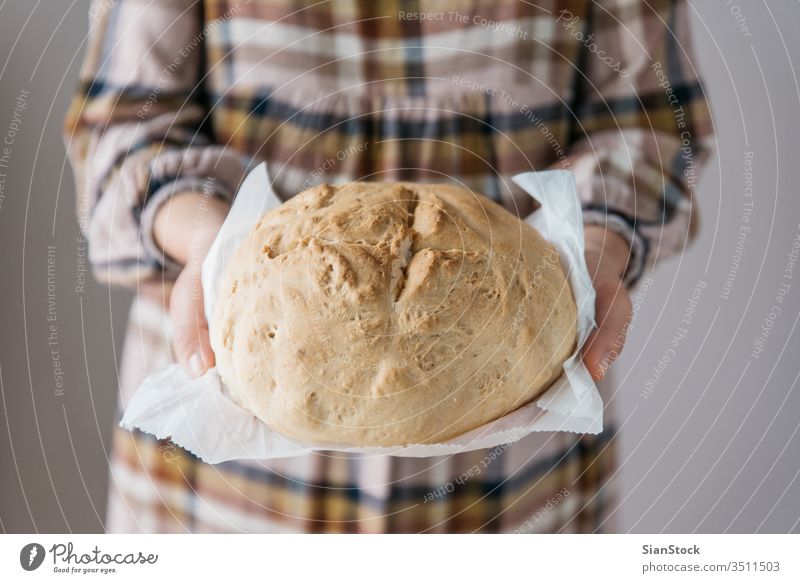 Frau hält leckeres frisches handgebackenes Brot in der Hand, in ihrem Haus, Nahaufnahme handgefertigt gebastelt Mädchen Küchenchef Essen organisch Lebensmittel