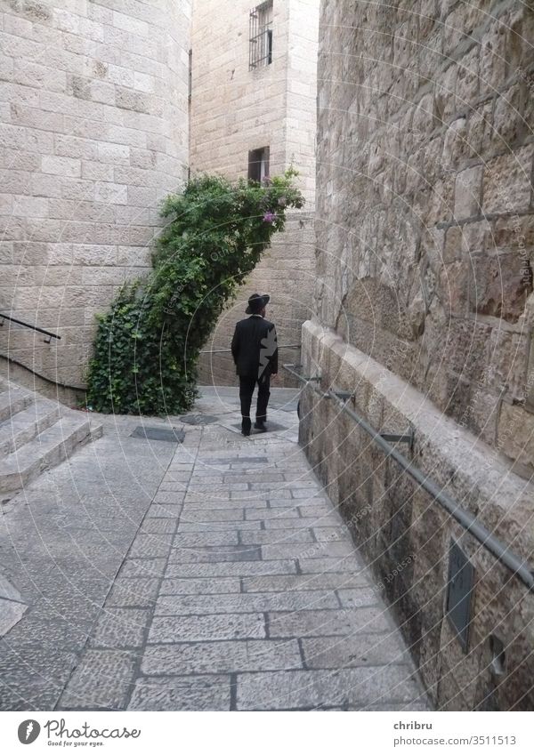In den Gassen Jerusalems Altstadt schwarzer Anzug Außenaufnahme Israel Judentum Religion & Glaube Jüdisches Viertel