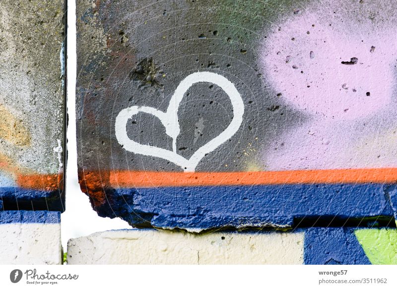 Graffito eines an eine triste Betonmauer  gesprühtes Herzen bunt Mauer Wand Betonwand Farbfoto Außenaufnahme Tag Menschenleer Textfreiraum oben Betonbauweise