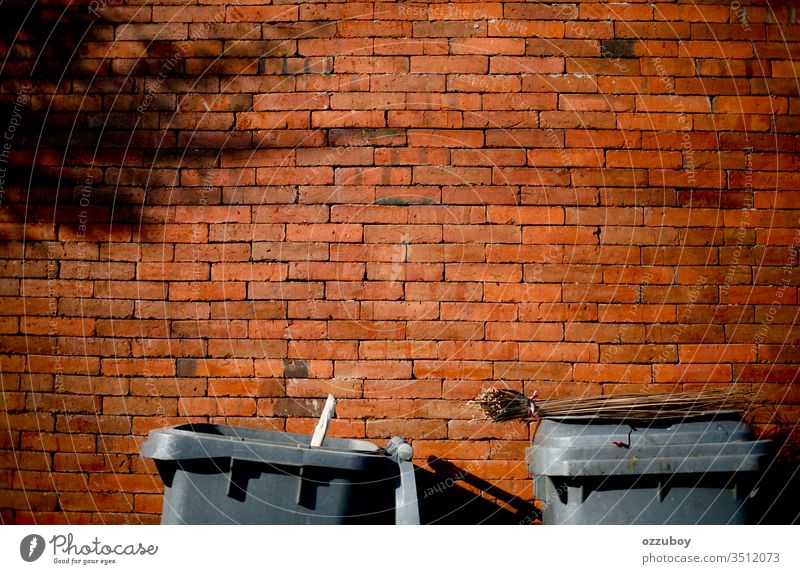 Mülleimer mit Kopierraum schließen Wand Baustein Backsteinwand Textfreiraum gelb rot Müllhalde Müllbehälter Schatten Einfachheit Schattenspiel Pflanze Umwelt