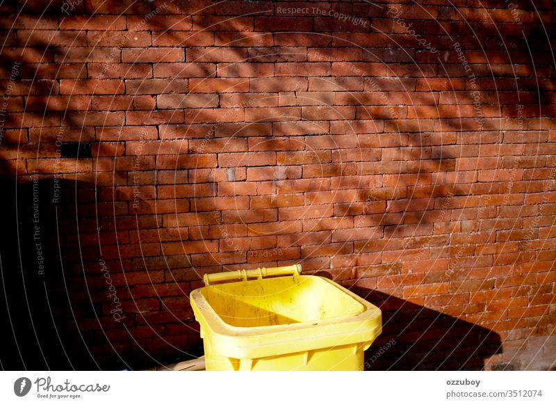 Mülleimer schließen Wand Baustein Backsteinwand Textfreiraum gelb rot Müllhalde Müllbehälter Schatten Einfachheit Schattenspiel Pflanze Umwelt Umweltschutz