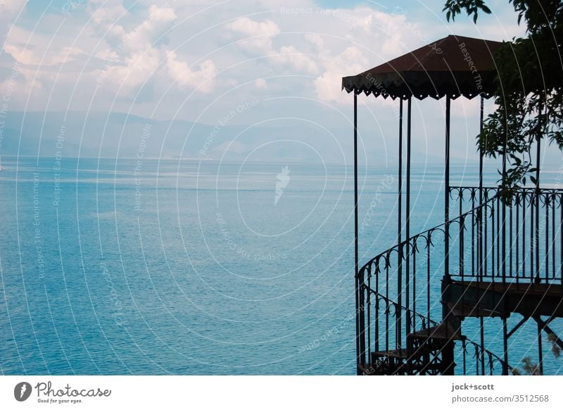 Blick aufs Meer Korfu Griechenland Himmel Schönes Wetter Ionisches Meer Ionische Inseln Treppe Treppengeländer Gegenlicht Silhouette Ferne Panorama (Aussicht)