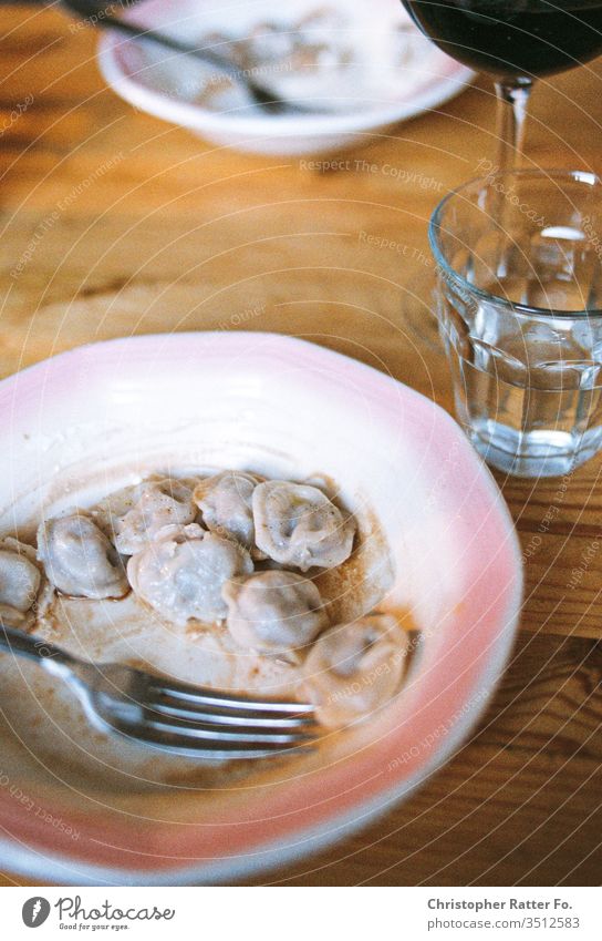 Selbstgemachte Pelmeni mit einem Glas Rotwein pelmeni Lebensmittel Ernährung Vegetarische Ernährung analog Filmfotografie Gemüse Bioprodukte Gesundheit frisch