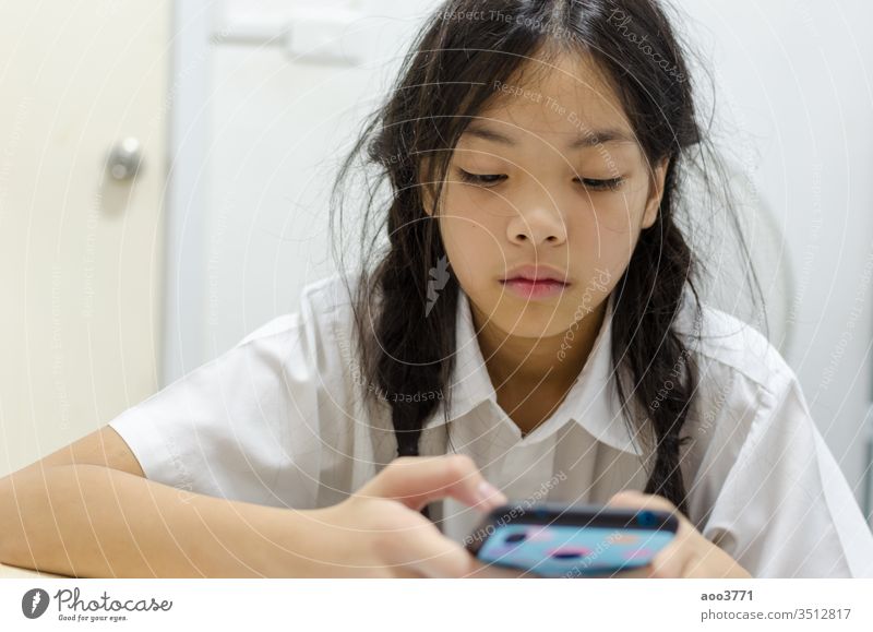 Kinder, die nach Smartphone-Spielen süchtig sind Sucht Asien asiatisch schön Zelle Funktelefon Kindheit Mitteilung Konzept niedlich digital Bildung genießen