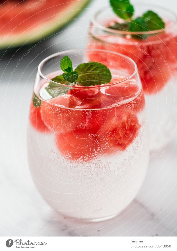 Wassermeloneneis mit Sprudelwasser in Gläsern Ball Eis Frucht Getränk Sommer Dessert frisch kalt rot cool Feinschmecker Hintergrund süß Saft gefroren saftig Bar