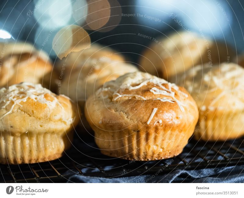 gesalzene Muffins mit Frischkäse, überbacken mit Parmesan Hygge festlich Bokeh gemütlich herzhaft Textfreiraum Winter Gebäck Sahne Käse salzig Salz Bäckerei