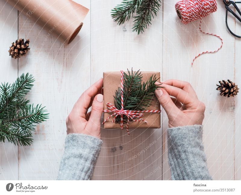 Frau packt Weihnachtsgeschenke in Schachteln Hände altehrwürdig Tisch Kasten präsentieren Feiertag Weihnachten Hygge Menschen eingewickelt Dezember Dekor