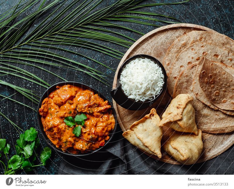 Indisches Essen und Gerichte der indischen Küche, Kopierraum Inder Mahlzeit Lebensmittel Overhead Curry Würzig Peperoni Lamm Fleisch heiß Hintergrund samosa