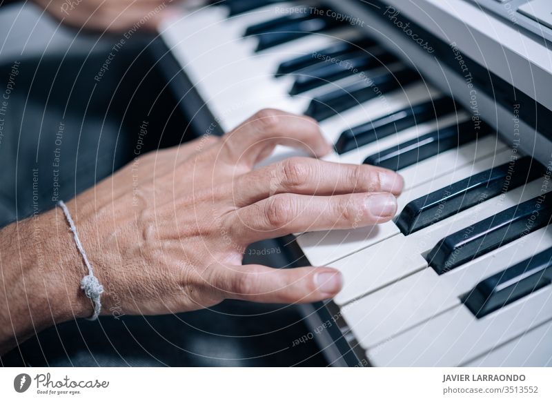 Hände, die in einem Musikstudio auf einem Midi-Keyboard spielen Musiker Atelier Künstler Audio digital Komponist Entertainment Gitarre Gitarrenspieler Hobby