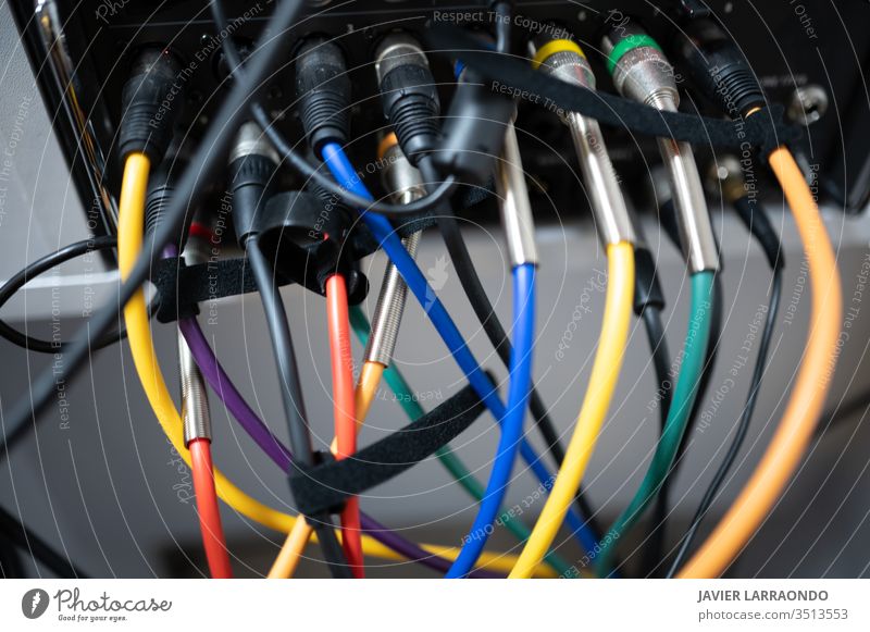 Verschiedene farbige Tonkabel angeschlossen Kabel Gerät farbenfroh Verbinder Künstler Audio Rücken Band Elektrizität digital Komponist Entertainment Computer