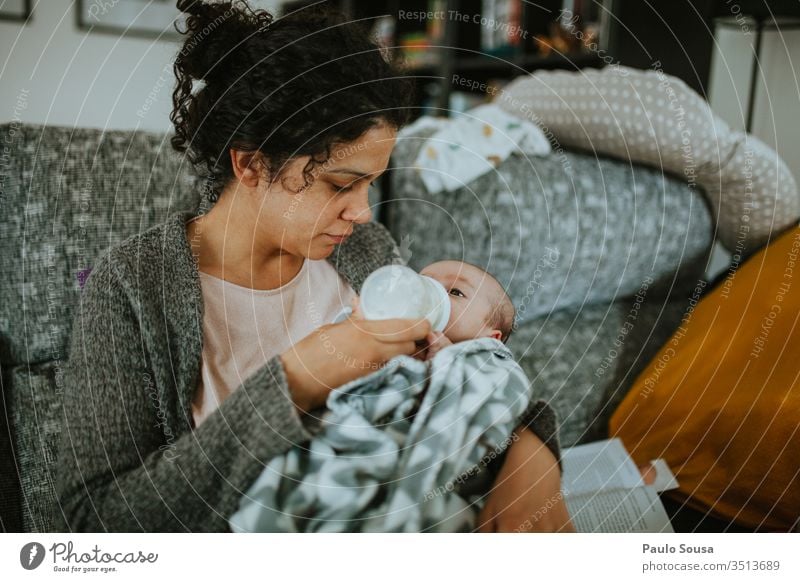 Flaschennahrung für Säuglinge Mutter Mutterschaft Kaukasier neugeboren Baby Futter Opferbereitschaft Liebe Familie & Verwandtschaft Frau schön Pflege Eltern