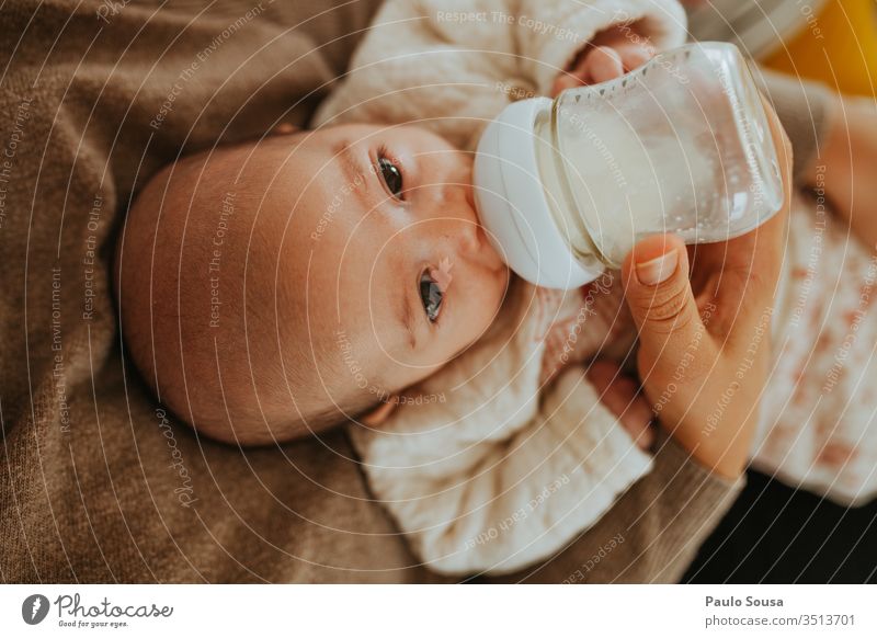 Flaschennahrung für Säuglinge Mutter Babyflasche Flaschenhals Farbfoto Innenaufnahme Glasflasche Zusammensein Zusammengehörigkeitsgefühl Mutterschaft