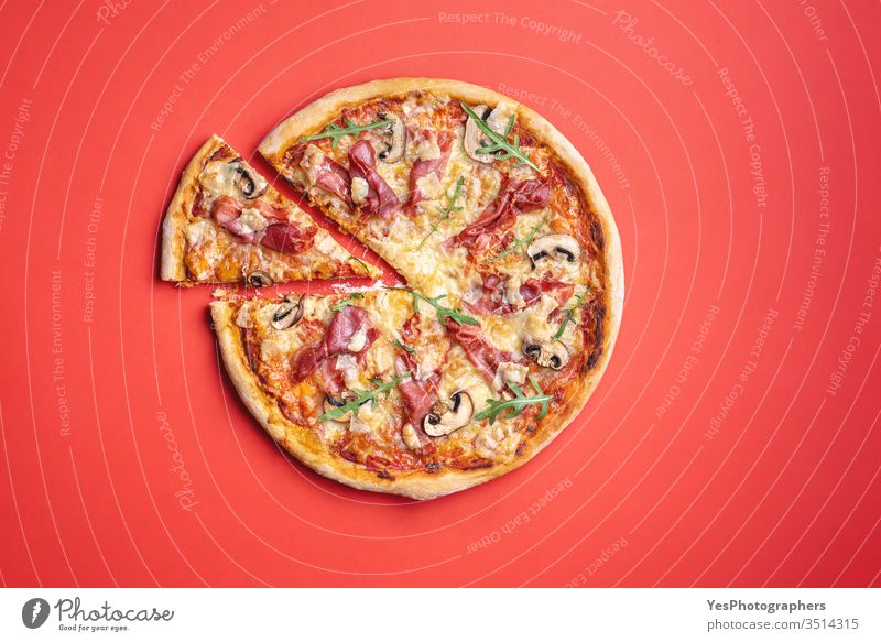 Schinken-Pizza hausgemacht. Pizza-Draufsicht auf rotem Hintergrund. obere Ansicht Rucola Bäckerei champignons Käse Komfortnahrung Kruste Küche ausschneiden