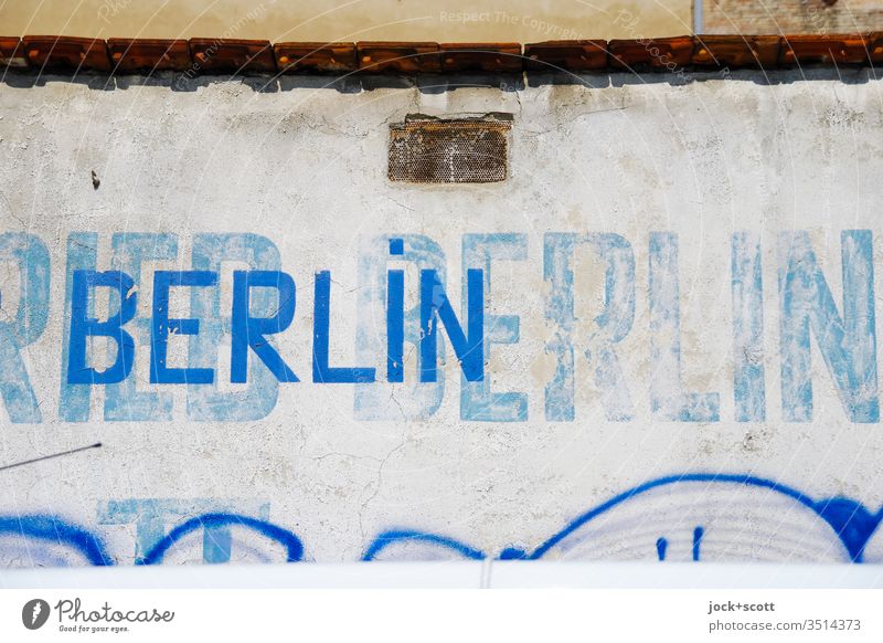 Liebe zum Detail mit Brandwand Detailaufnahme Vergänglichkeit Zahn der Zeit abstrakt Berlin Wort retro Schablonenschrift verwittert Wandel & Veränderung Stil