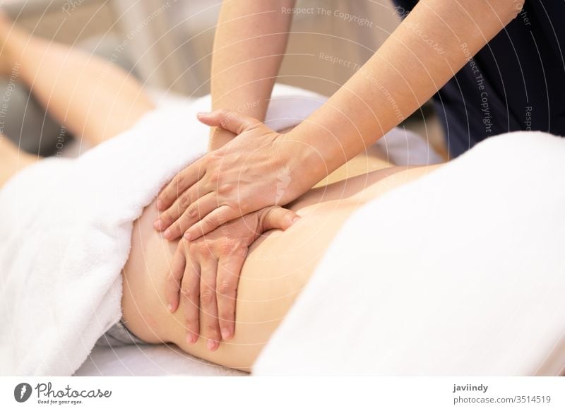 Junge Frau erhält eine Rückenmassage in einem Physiotherapiezentrum Massage Spa Körper Behandlung Therapie Salon Pflege jung Erholung Haut Gesundheit Wellness