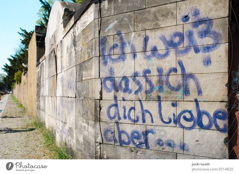 Ich weiß dass ich dich liebe, aber ... an dieser Friedhofsmauer Deutsch Schriftzeichen Wort Straßenkunst Schmiererei Bürgersteig Handschrift Text Spray