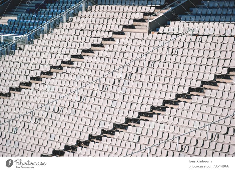 Leere Stühle auf der Tribüne des Olympiastadions in Barcelona, Spanien Stadion Stuhl leer Sport Sitz keine Menschen Arena niemand weiß Veranstaltung Reihe