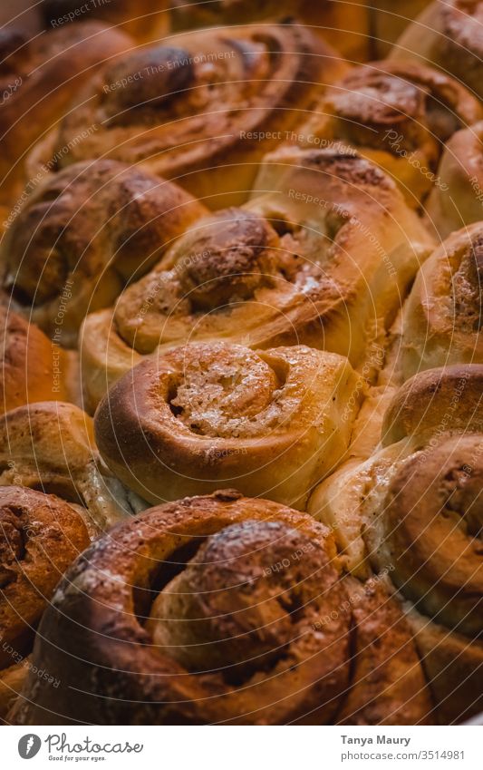 Zimtbrötchen in einer Schale gestapelt Zimtkuchen Zimtschnecke Essen Kinderspiel Kuchen Spielfigur Brot Foodfotografie natürliches Licht im Innenbereich lecker
