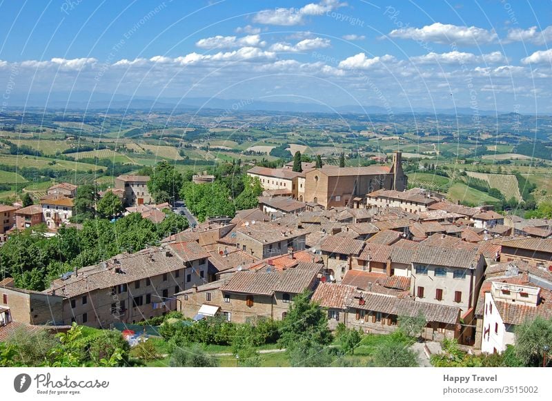 Luftaufnahme einer kleinen Stadt in der Toskana, Italien, an einem sonnigen Tag Architektur romantisch historisches Gebäude Wahrzeichen Tourismus reisen