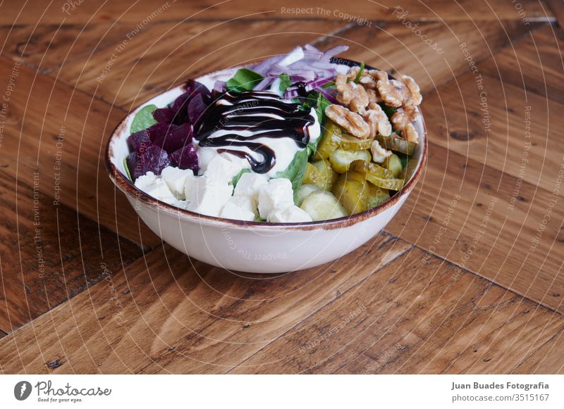Set von Design-Lebensmitteln mit Farben, ethnischen und gesunden Geschmacksrichtungen. Internationaler Brunch Fisch Salat lachsfarben Krebstier nobel Reichtum