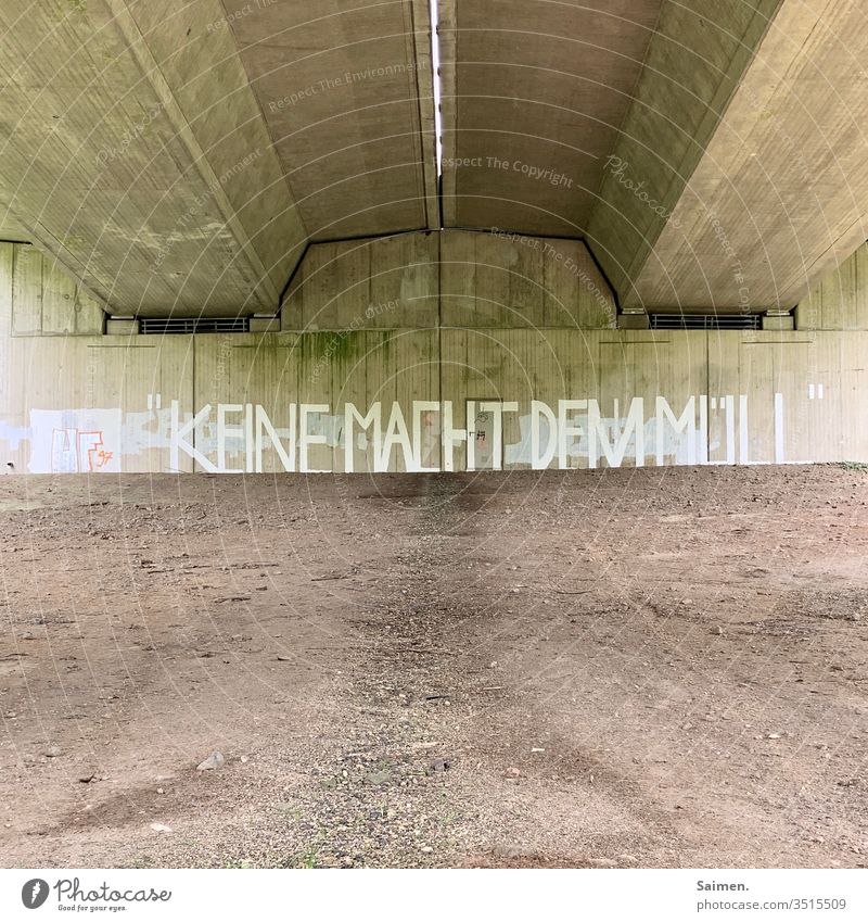 Keine Macht dem Müll Mauer Wand Brücke Autobahnbrücke Beton Dreck Erde Graffitti Müllhalde Farbfoto Außenaufnahme dreckig Umwelt Umweltverschmutzung Boden