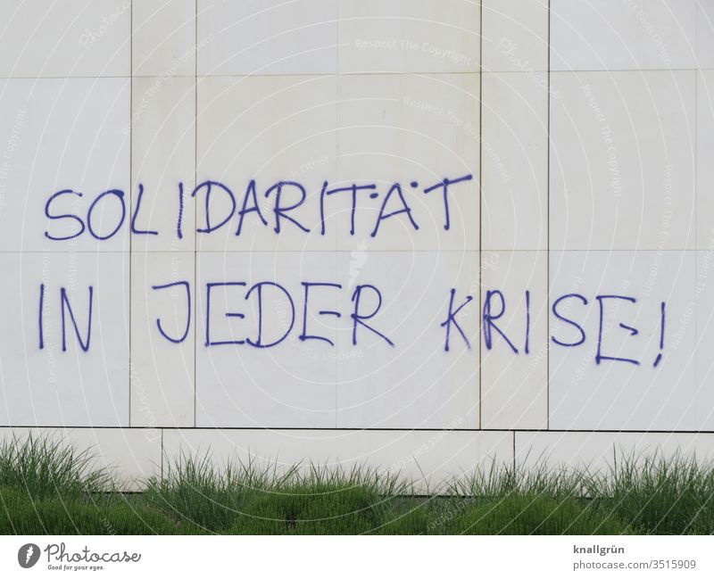 Solidarität in jeder Krise! Graffiti Gesellschaft (Soziologie) Kommunizieren Politik & Staat Buchstaben Wort Satz Typographie Großbuchstabe Fassade Wand