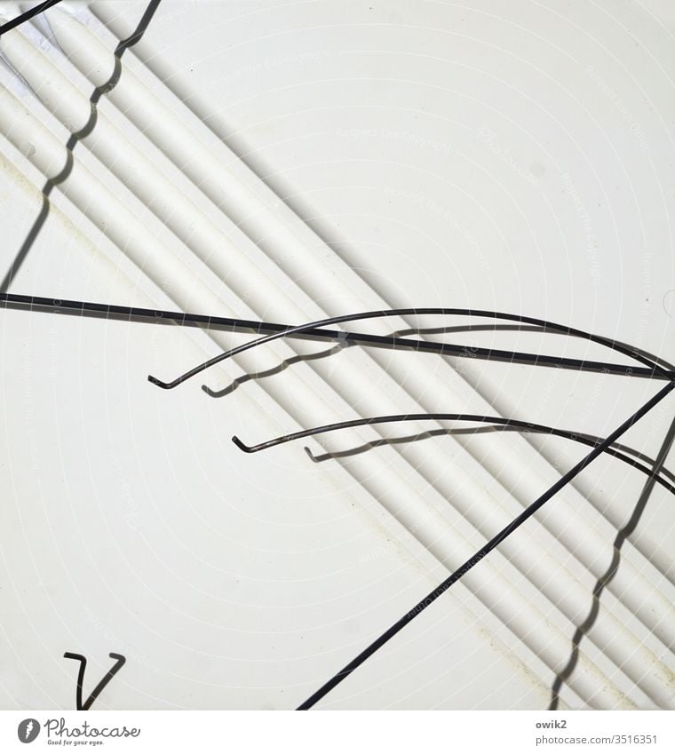Abzug Striche Muster graphisch Strukturen & Formen Linie weiß Menschenleer abstrakt Kunststoff Metall Detailaufnahme Streifen Nahaufnahme Textfreiraum links