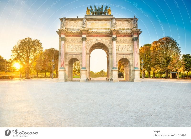 Paris Arc de Triomphe am Place du Carrousel bei Sonnenuntergang ohne Menschen während der Quarantäne für Coronaviren. Paris, Frankreich triumphieren Bogen