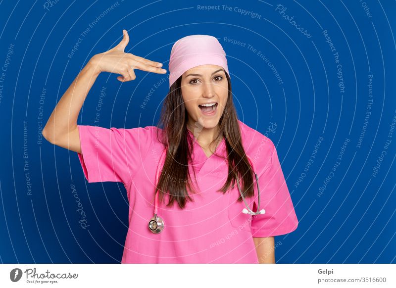 Junger Arzt mit rosa Uniform nachdenklich Geist Finger zeigen beunruhigt besinnlich Denken sich[Dat] einbilden Vorstellungskraft Idee Lösung Zweifel zweifelhaft