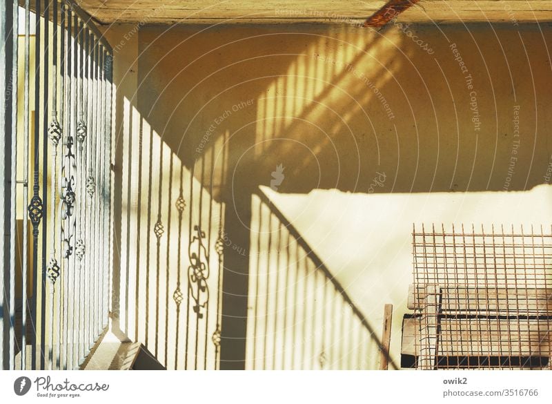 Kleinteilig Wand Zaun Metall Beton Ornament Licht Sonnenlicht Lichterscheinung Kontrast geheimnisvoll Ecke Mauer Menschenleer Farbfoto Schatten Außenaufnahme