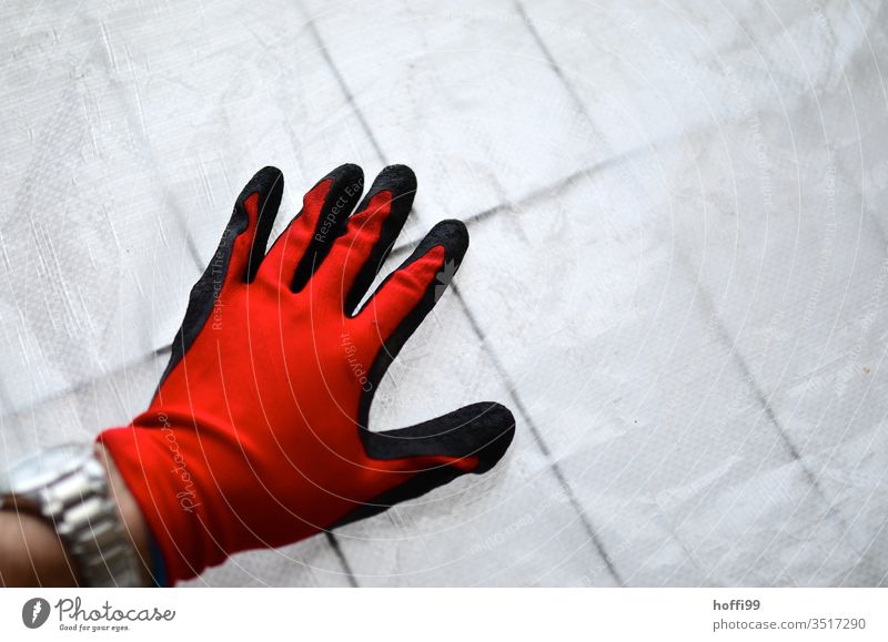 Roter Handschuh auf Bauplane am Absperrgitter rot Handschuhe Arbeitsbekleidung Schutzbekleidung Arbeitshandschuhe Arbeit & Erwerbstätigkeit Beruf Baustelle