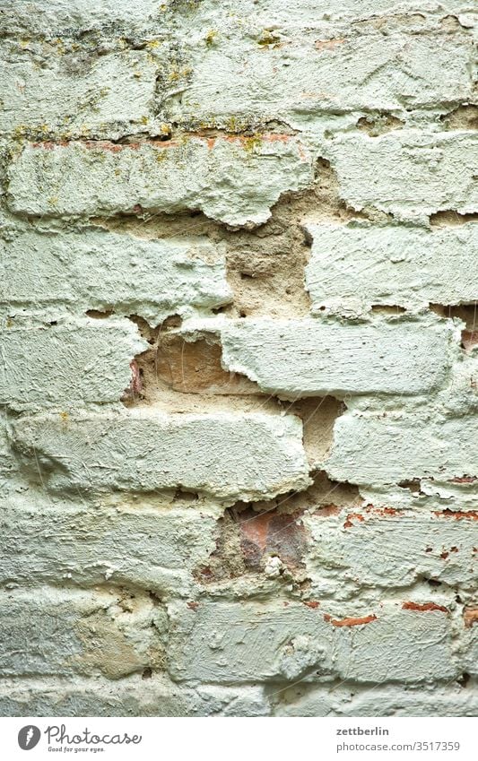 Schadhaftes Mauerwerk mauer mauerwerk schaden schadhaft fehler gebinde ziegel ziegelstein loch putz weiß fuge mauerstein wand