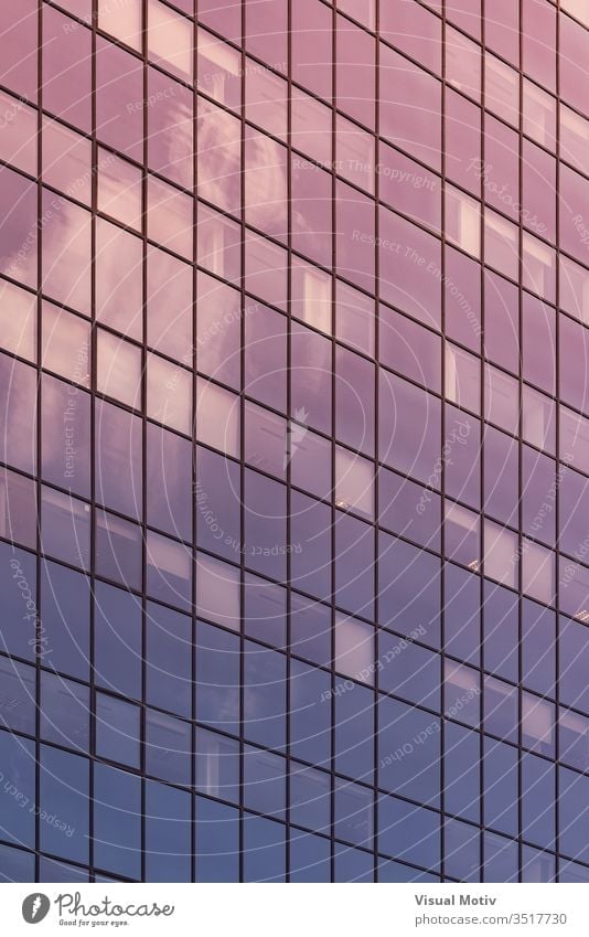 Das Nachmittagslicht spiegelt sich auf der Glasfassade eines Bürogebäudes abstrakt abstrakter Hintergrund abstrakte Fotografie Appartement architektonisch
