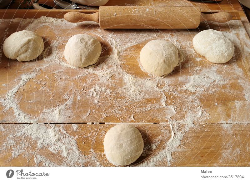 Pizza. Der Prozess der Herstellung von Pizzateig Teigwaren Essen zubereiten Lebensmittel Vorbereitung Tisch Küche backen roh Zutaten Italienisch Petersilie rund