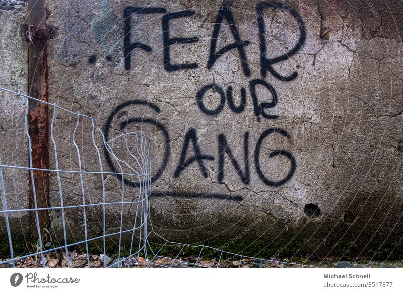 Graffiti: Schriftzug mit Drohung einer Bande (Gang) Schriftzeichen Wand Außenaufnahme Fassade Mauer Menschenleer drohung Angst angst machen Angst einjagen