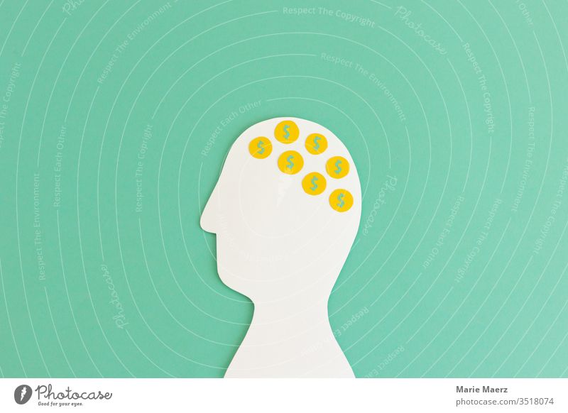 Geld im Kopf | Kopf Silhouette aus Papier mit Dollar Münzen Hintergrund neutral Gehirn u. Nerven Denken Stress Mensch Scherenschnitt schlecht Gedanken Gier