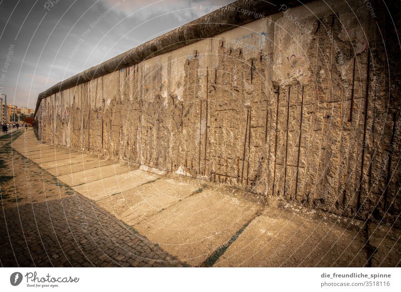 Berliner Mauer Draht Absperrung Zaun Sicherheit Barriere Wand Ministerium für Staatssicherheit gefangen Menschenleer Angst Himmel Außenaufnahme bedrohlich