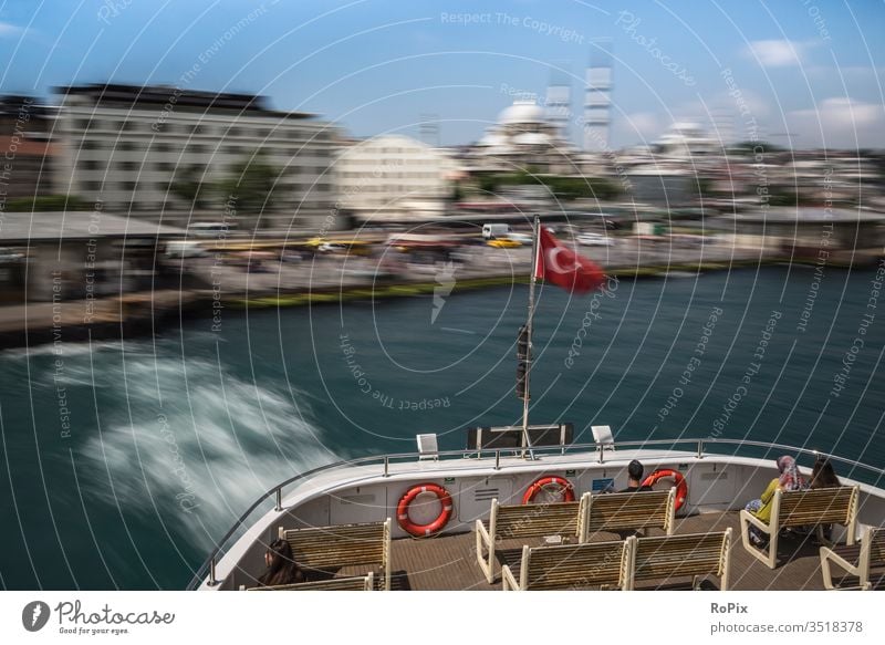 Die istanbuler Fähre nimmt Fahrt auf.. Istanbul ferry urban Stadt Bosporus See Schiff Hafen Barkasse Heimat Heimathafen Fährschiff Seefahrt ship Technik Stahl