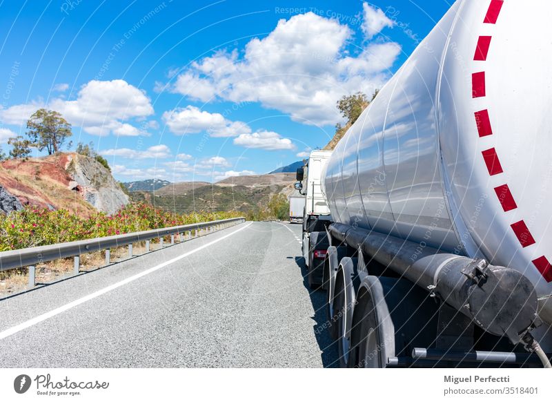 Tankwagen gefährliche Güter Brennstoff Flüssigtransport Erdöl Ölindustrie Straße Vorratsbehälter Diesel laden adr Spedition Lastwagen auf der Straße halb