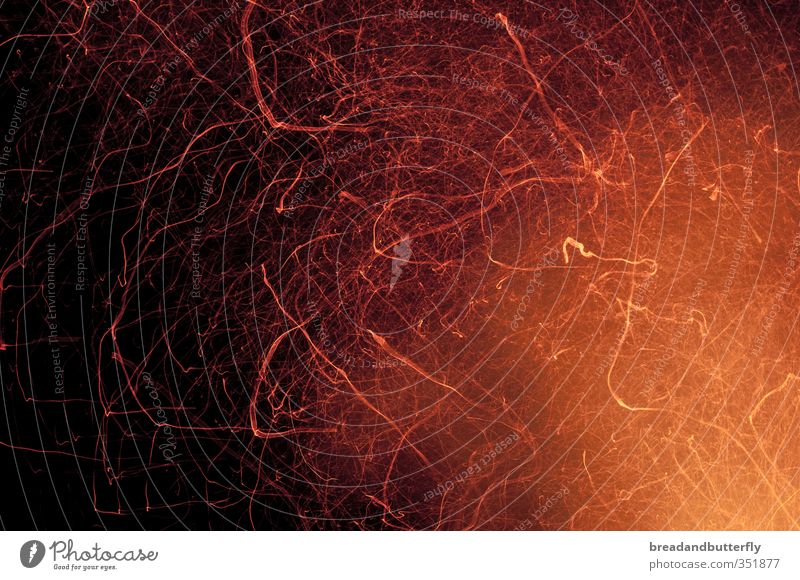 Funkenflug Osterfeuer Urelemente Feuer Nachthimmel glänzend leuchten heiß orange Farbfoto Außenaufnahme Menschenleer Licht Langzeitbelichtung