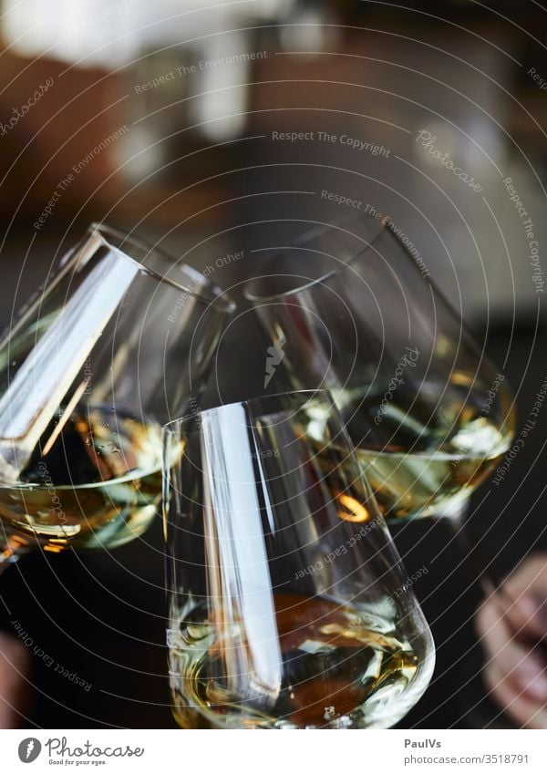 3 Weissweingläser beim Anstossen Weißwein Prost Zum Wohl Chardonnay Weissburgunder Muskateller Welschriesling Sauvignon Grauburgunder Feiern Trinken Alkohol