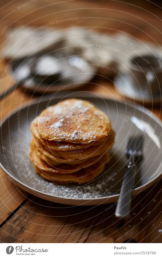Pancake Frühstück Pancakes süß selbstgemacht Available Light Katerfrühstück Genuss Backwaren Rezept Staubzucker amerikanische Pfannkuchen gönnen Teller