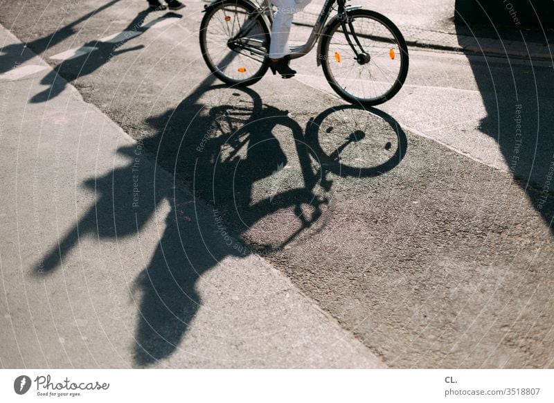 fahrradfahren in der stadt Fahrrad Schatten Straße Verkehrswege Verkehrsmittel Fahrradfahren Straßenverkehr Wege & Pfade Mobilität Verkehrssicherheit Stadt