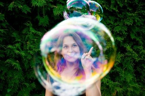 Seifenblasen fangen feminin Junge Frau Jugendliche Kindheit Spielen Garten Kugel Blase Regenbogen regenbogenfarben Spiegelbild Reflexion & Spiegelung träumen