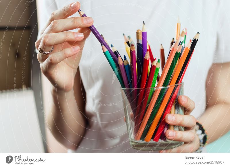 Nahaufnahme einer Frau, die Buntstifte aus einem Glas nimmt farbenfroh Kreativität Schule Zeichnung Künstler farbig Farbstift kreativ Designer zeichnen Bildung