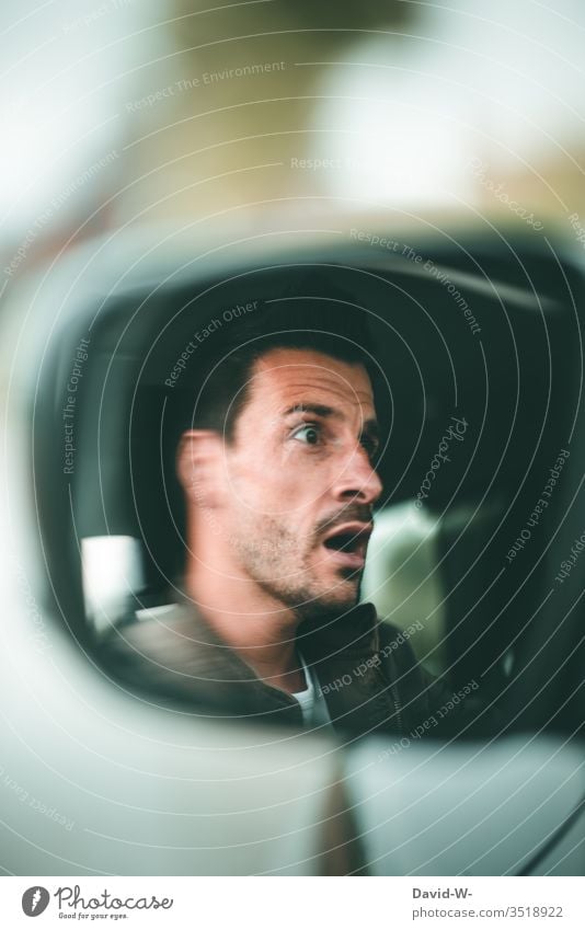 Auto - Autospielgel Mann Gesicht erschrocken kurz vor dem Unfall Autofahren Autospiegel Autounfall Angst unaufmerksam Straßenverkehr Achtung Spiegelbild