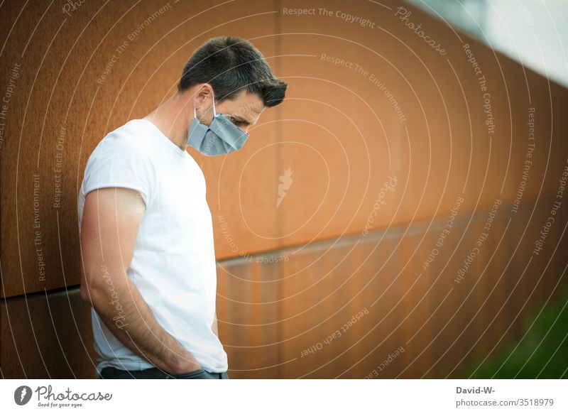 Corona - Mann nachdenklich mit selbstgemachter Atemschutzmaske im Freien coronavirus Virus Mundschutz Krankheit Coronavirus Gesundheit Pandemie Schutz