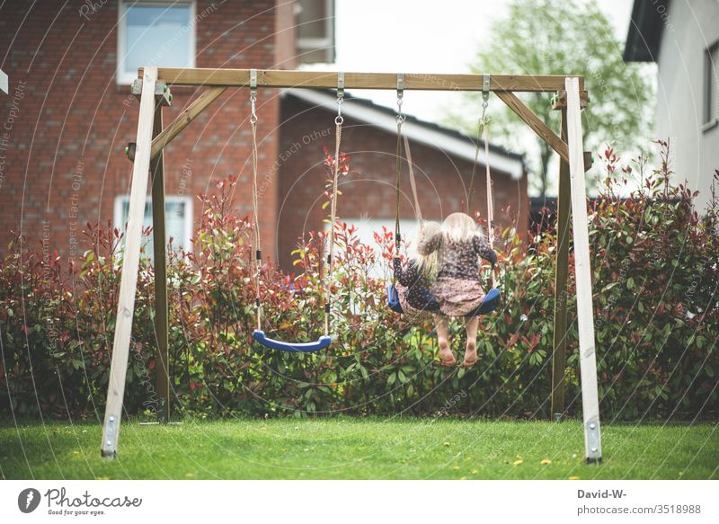 Wörtlich genommen l wir werden das Kind schon schaukeln kind Schaukel draußen natur Garten spielen Quarantäne alleine Bewegungsunschärfe Fotomontage kreativ