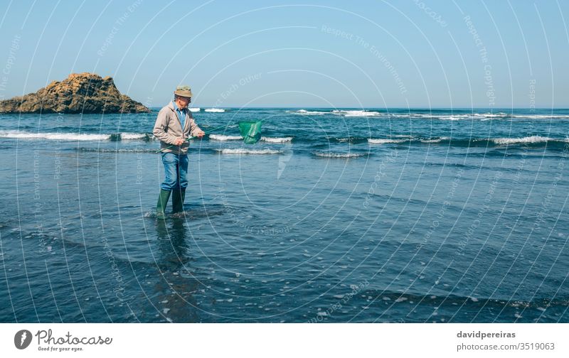 Freiwillige Helferin Die Den Mull Aus Dem Meer Holt Ein Lizenzfreies Stock Foto Von Photocase